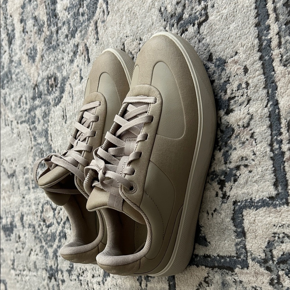 lululemon athletica Women's Sneaker in Taupe